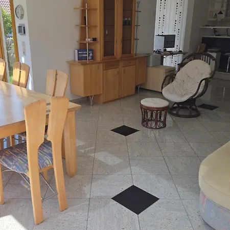 Haus Mit Grossem Garten Und Terrasse Zur Mitbenutzung Semesterbostad *